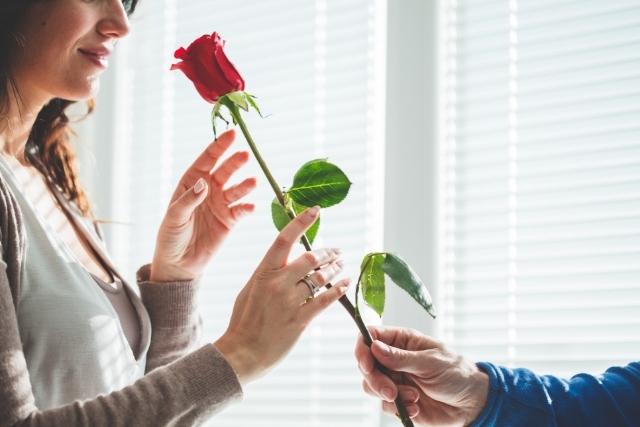 1本のバラの意味とは？本数や色の選び方と大切な花を長く楽しむ方法