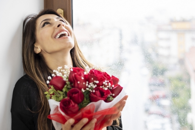 12本の薔薇がふさわしいシーンとは？意味や贈り方を解説