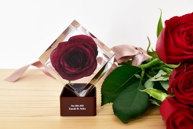 愛を表現する1本のバラはクリスタルフラワーで保存