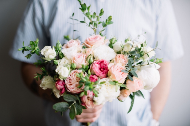 結婚記念日にふさわしい花とは？選び方や贈り方も解説
