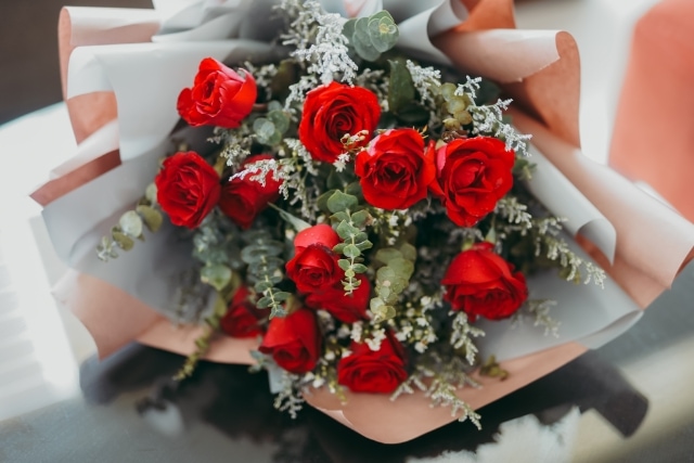 赤い薔薇と合わせやすい花と花言葉