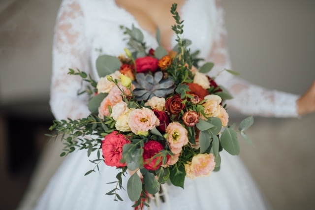 花嫁が持つウェディングブーケの意味とは？持ち方や種類も紹介
