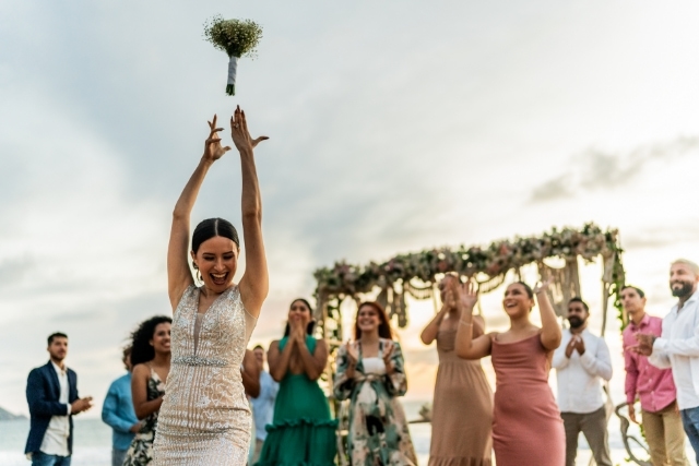 結婚式のブーケトスとは？基本のやり方や注意点を解説