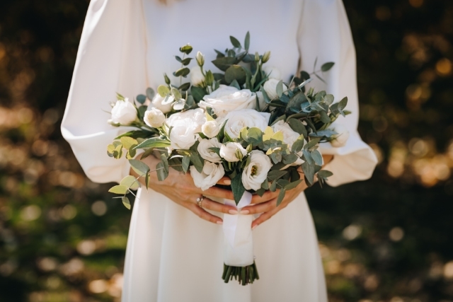 ウェディングブーケは生花で作る？メリット・デメリットを解説