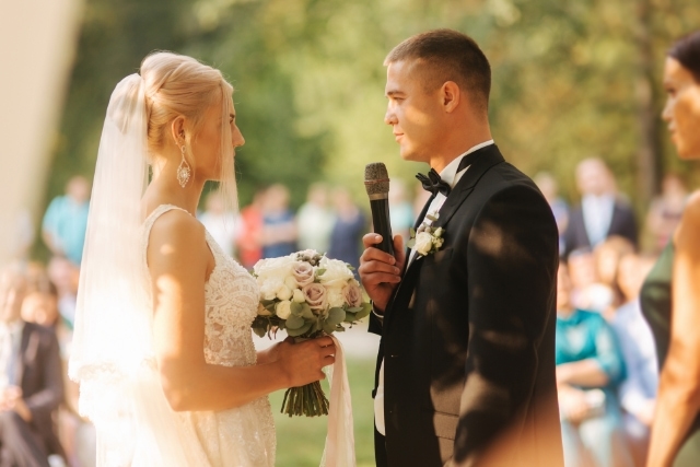 結婚式でのサプライズ演出例【新郎から新婦へ、新婦から新郎へ】