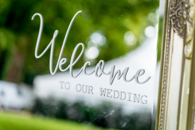 ウェルカムボードはどう選ぶ？サイズやデザイン例・活用法も紹介