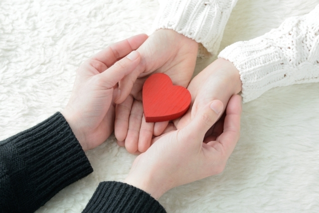 プロポーズでは言葉とともに記念に残るギフトを贈ろう