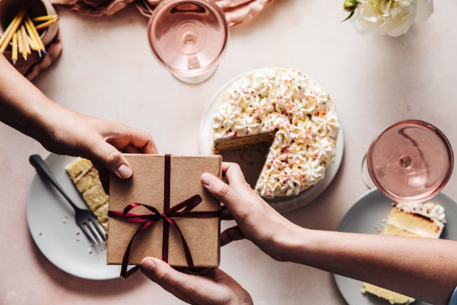 ケーキと一緒に贈るプロポーズのおすすめのギフトは?