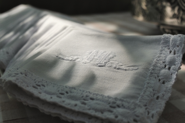 結婚式にふさわしいハンカチとは？ゲスト・新郎新婦ともに紹介