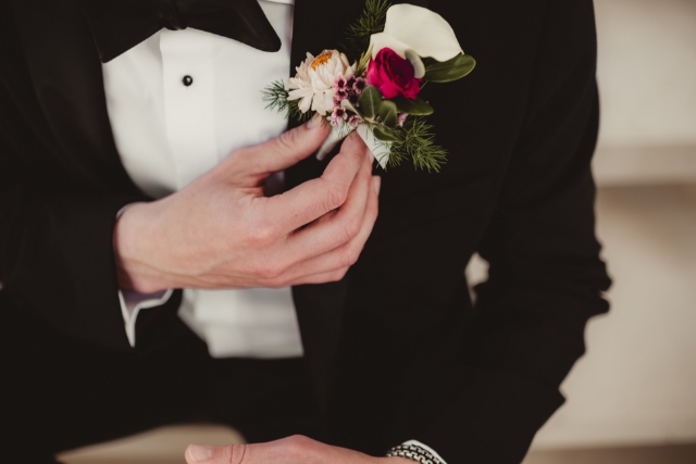 新郎がつけるブートニアとは？