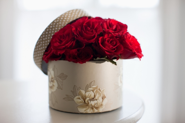 プロポーズに枯れないバラを贈ってもいい？記念の花の保存方法も紹介