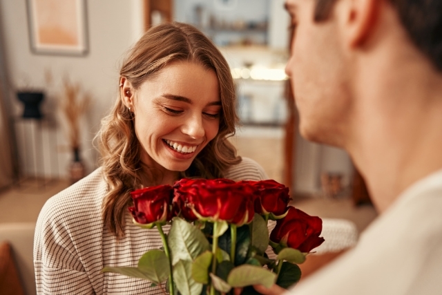 プロポーズでバラの花が贈られる理由は?