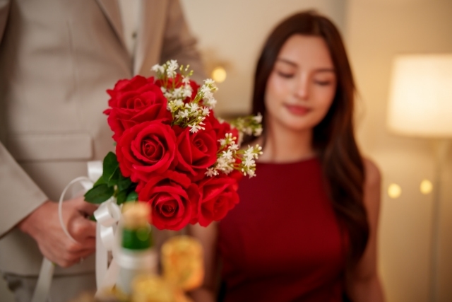 赤い薔薇の花言葉は？本数で異なる意味や贈り方も紹介