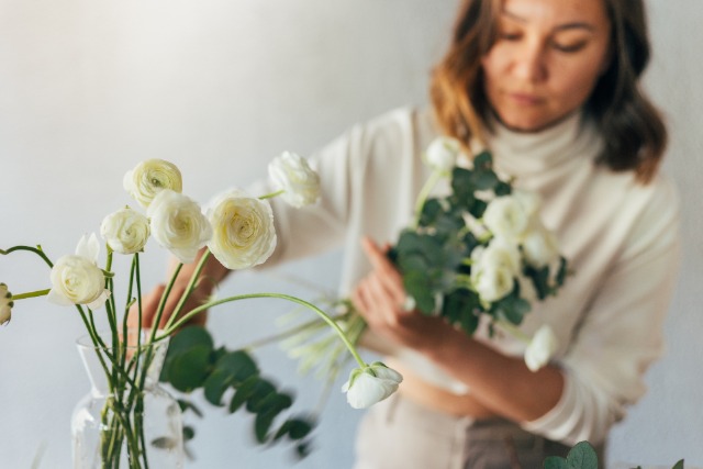 萎れた花を元気にする「水揚げ」とは？