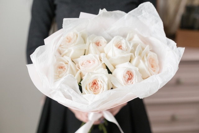 白いバラのプロポーズギフトはどんな形がベスト？