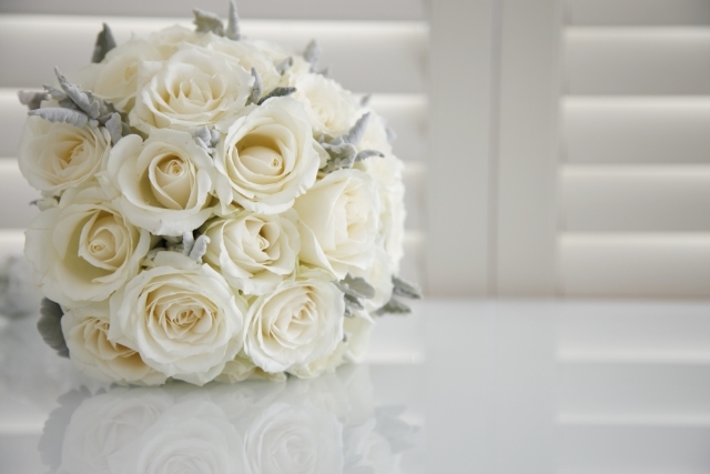 プロポーズで贈る白いバラの本数は？