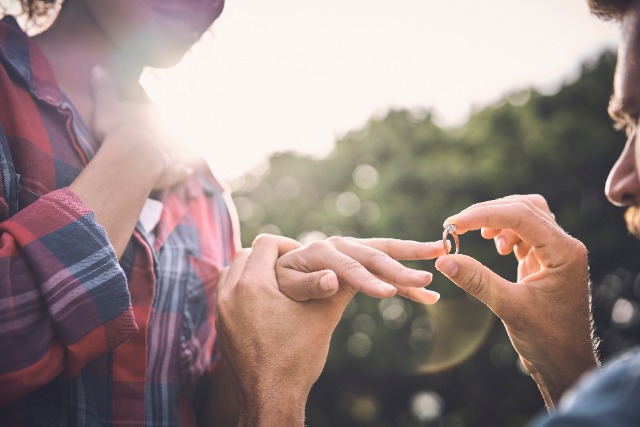 婚約指輪の贈り方は？