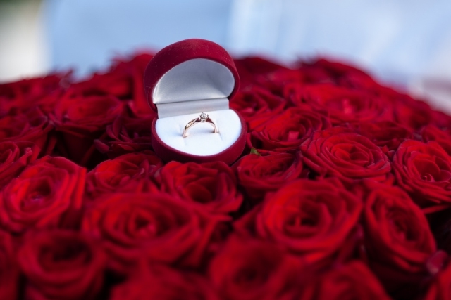 プロポーズの花束を婚約指輪と一緒に記念に残そう