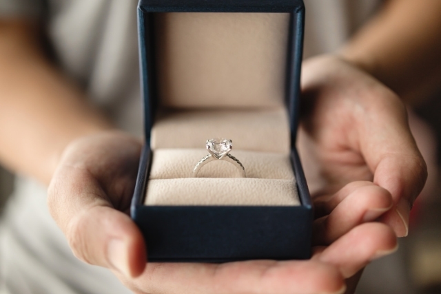 婚約指輪を購入する流れは？