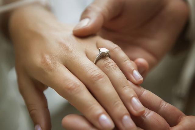 婚約指輪で人気の素材は？
