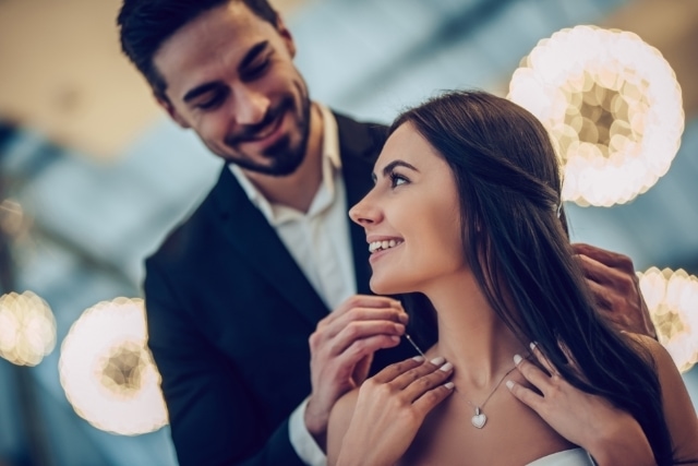 プロポーズでネックレスを贈ろう!婚約指輪の代わり選ぶメリットと贈り方は?