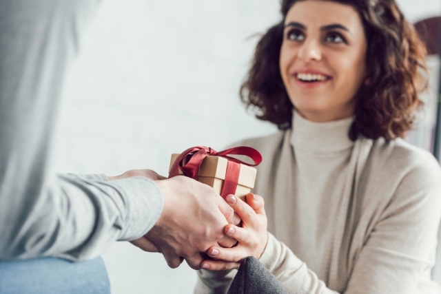 結婚祝いのプレゼントの金額相場は?