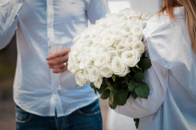 白い薔薇(バラ)の花言葉とは?本数別の意味や喜ばれる贈り方のコツ・保存法まで解説