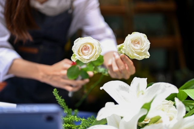 白い薔薇を素敵にアレンジ!ほかの花との組み合わせ方3選