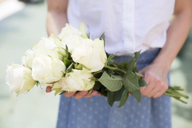 白い薔薇をドライフラワーにするのは難しい?もらった花を長く楽しむお手入れと保存方法