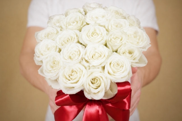 白い薔薇をそのままのイメージで!シンフラワーで記念品にしよう