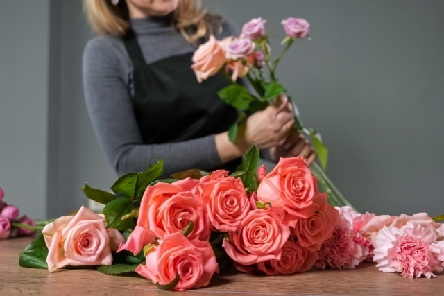 もらったピンクの薔薇の花束を長く楽しむためのお手入れのコツ